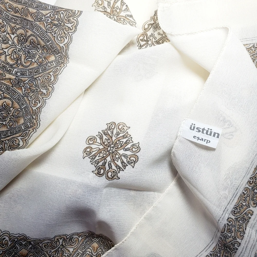 USTUN Scarf with Detailed Decorative Pattern and Border EUC